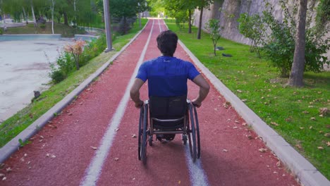 Junger-Sportler-Mit-Einer-Körperlichen-Behinderung-Im-Rollstuhl.